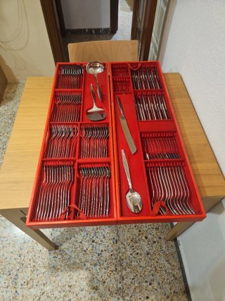 Cubertería de metal y plástico