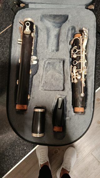 Clarinete con estuche y accesorios