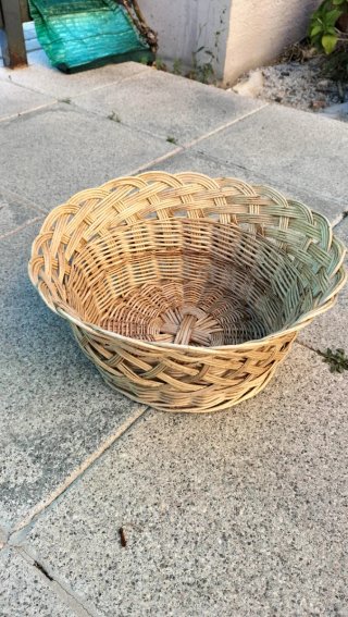 Cesta de mimbre artesanal