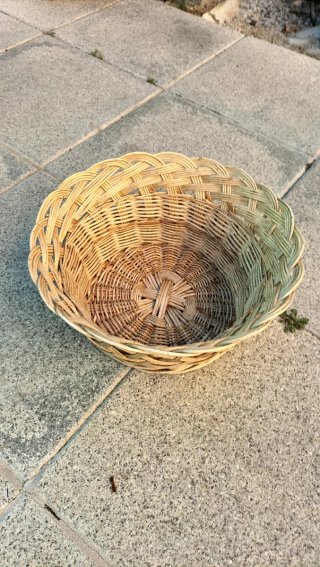 Cesta de mimbre artesanal