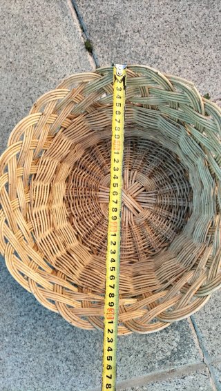 Cesta de mimbre artesanal