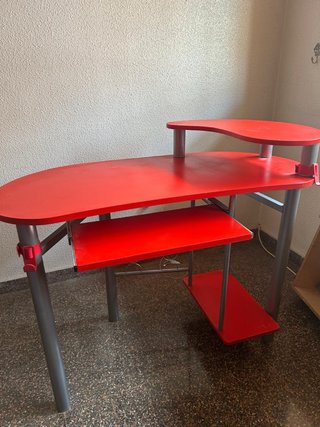 Escritorio rojo y gris