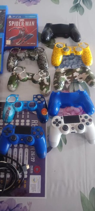 PS4 Slim 500GB + 5 Giochi + 2 Controller