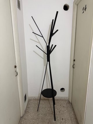 Perchero de pie negro diseño árbol