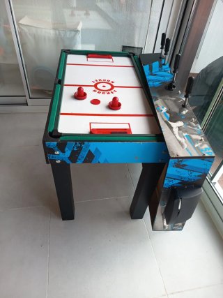Futbolín infantil y billar, hockey-mesa, etc