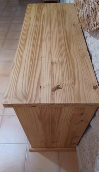 Cómoda de madera de pino maciza.