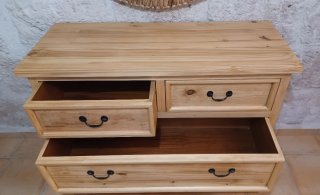 Cómoda de madera de pino maciza.