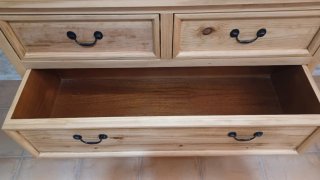 Cómoda de madera de pino maciza.