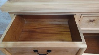 Cómoda de madera de pino maciza.