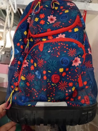 Mochila azul con estampado floral