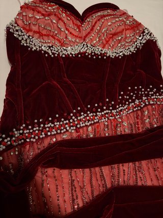Vestido de fiesta rojo con pedrería