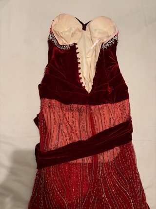 Vestido de fiesta rojo con pedrería