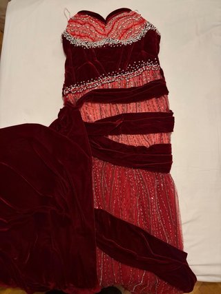 Vestido de fiesta rojo con pedrería