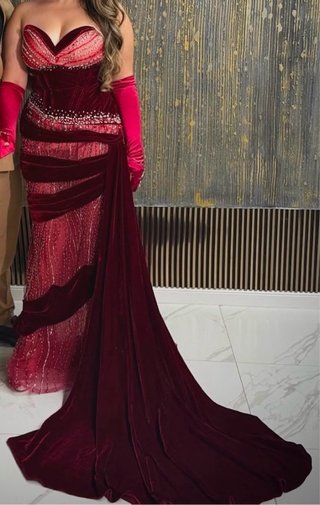 Vestido de fiesta rojo con pedrería