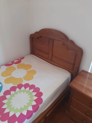 Cama de solteiro, mesa de cabeceira e cómoda