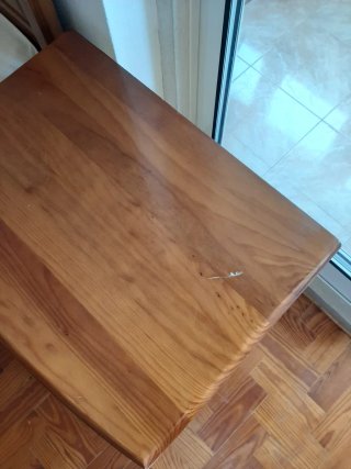 Cama de solteiro, mesa de cabeceira e cómoda