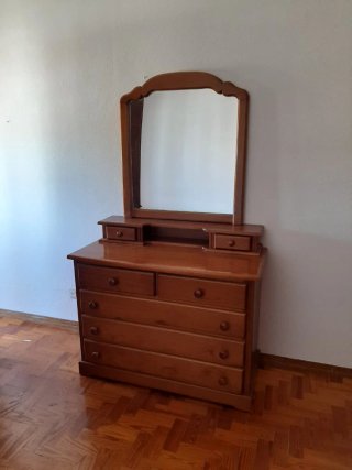 Cama de solteiro, mesa de cabeceira e cómoda