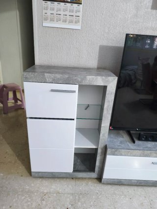 - Mueble de comedor gris y blanco