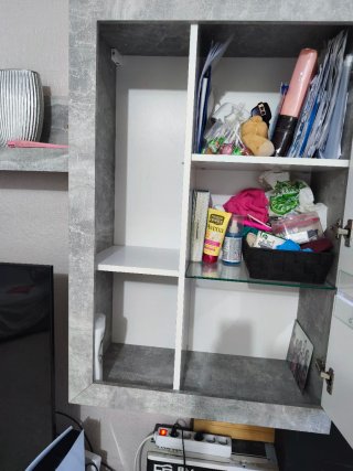 - Mueble de comedor gris y blanco