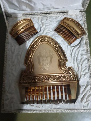 Antiguo juego peinetas fallera repujado