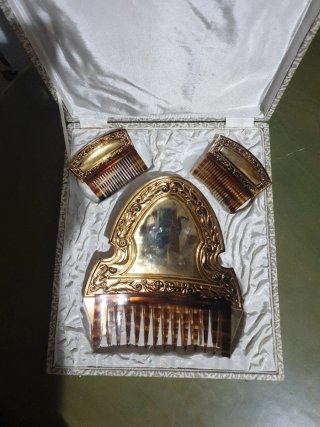 Antiguo juego peinetas fallera repujado