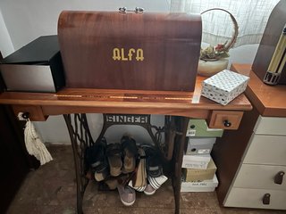 Máquina de coser Alfa antigua
