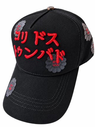 Gorra Negra con Detalles Rojos y Flores