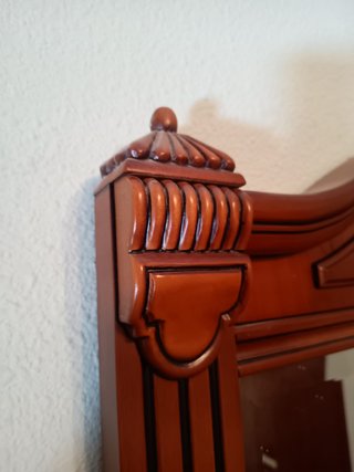 Cómoda de madera con espejo