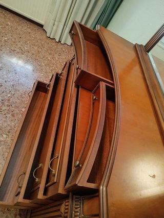 Cómoda de madera con espejo