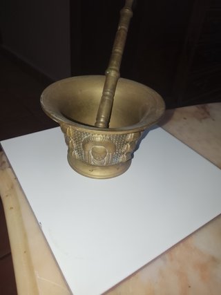Mortero y mano de bronce