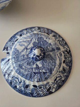 Sopera vintage azul y blanco