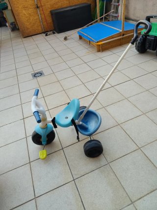 Triciclo infantil azul con empujador