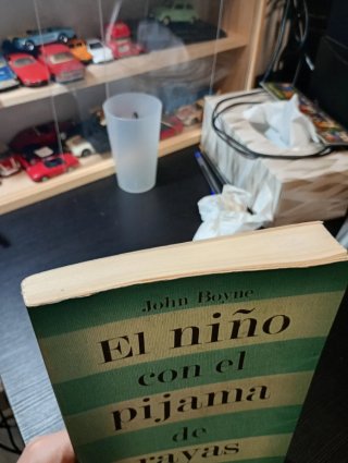 El niño con el pijama de rayas