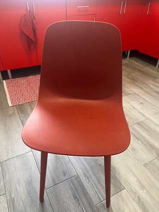 Silla de cocina roja de plástico