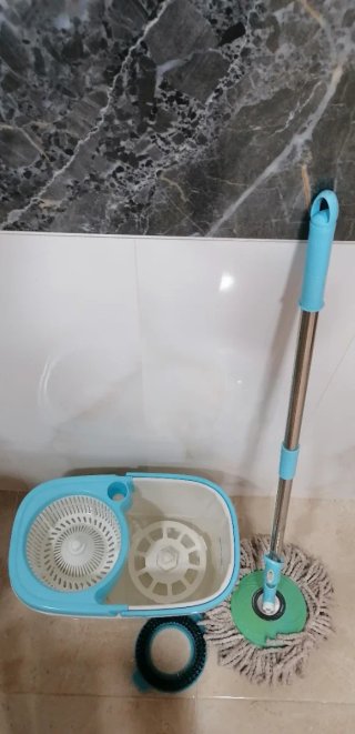Cubo con fregona sin esfuerzo y cepillo alfombras