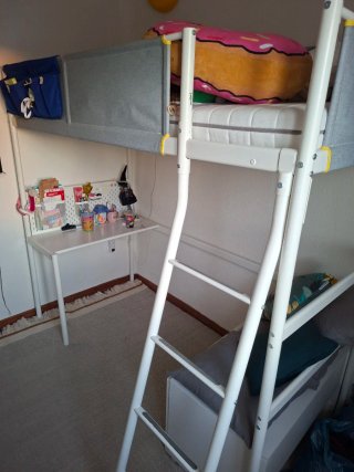 Conjunto cama alta y escritorio Vitval de Ikea