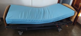 Cama articulada con carro elevador