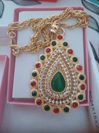 Collar dorado con colgante lágrima verde
