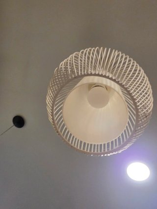 Lámpara colgante negra y blanca