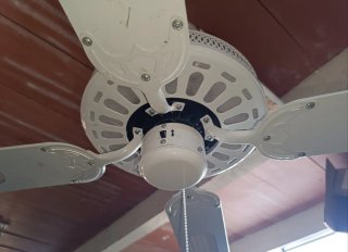 Ventilador de techo blanco