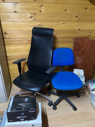 Sillas de oficina negras y azules