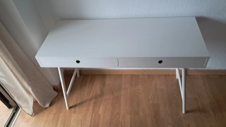 Escritorio blanco con cajones