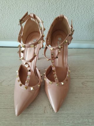 Sandalias de tacón con tachas doradas