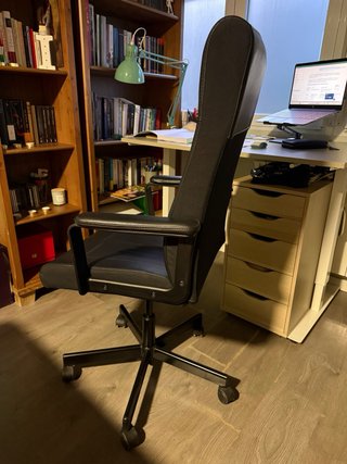 Silla de oficina ergonómica negra