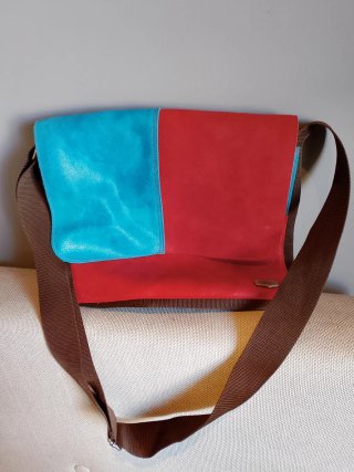 Bolso bandolera cuero rojo y azul