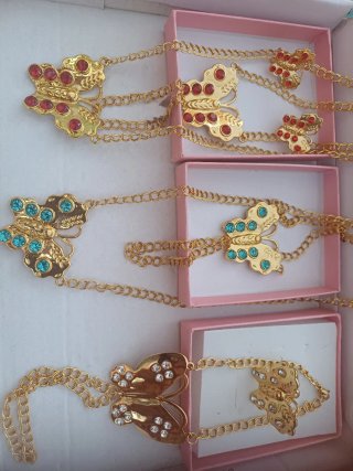 Joyería dorada con detalles rojos