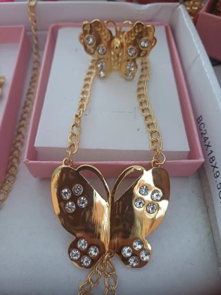 Joyería dorada con detalles rojos