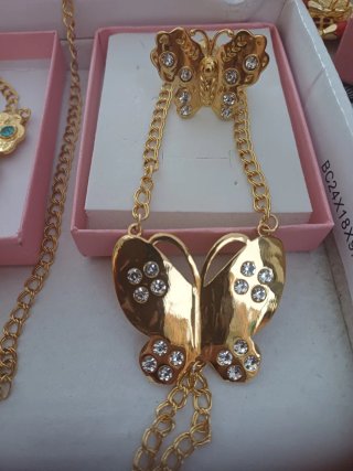 Joyería dorada con detalles rojos