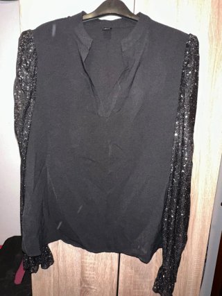 Camisa negra con mangas de lentejuelas