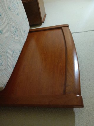 Cama de madera con colchón beige